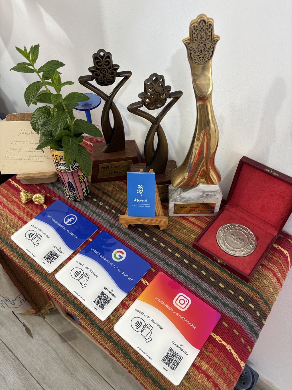 Plaques NFC TapTag pour avis Google et réseaux sociaux sur le comptoir d'un commerce