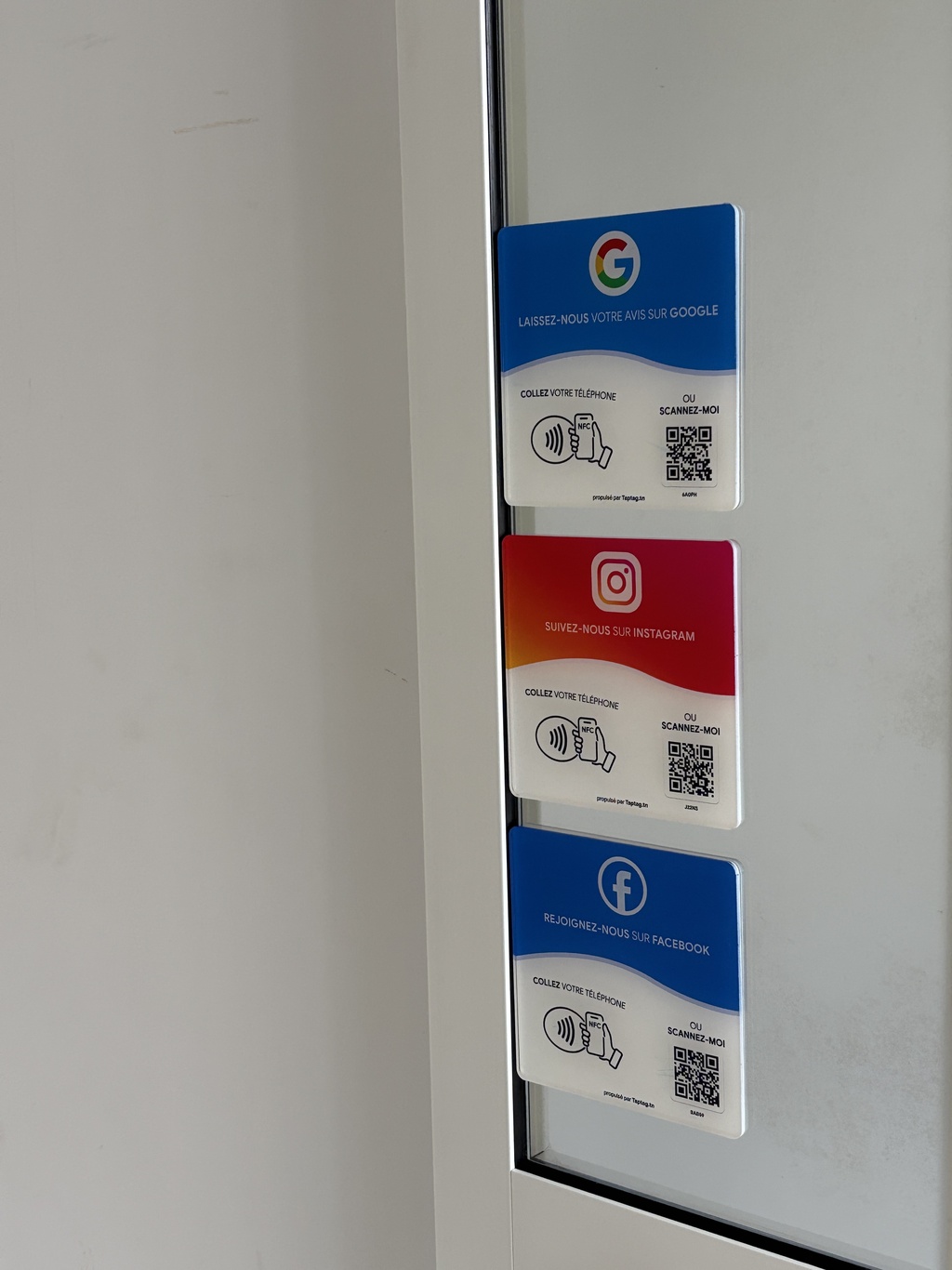 Plaques NFC TapTag fixées au mur pour avis Google et réseaux sociaux