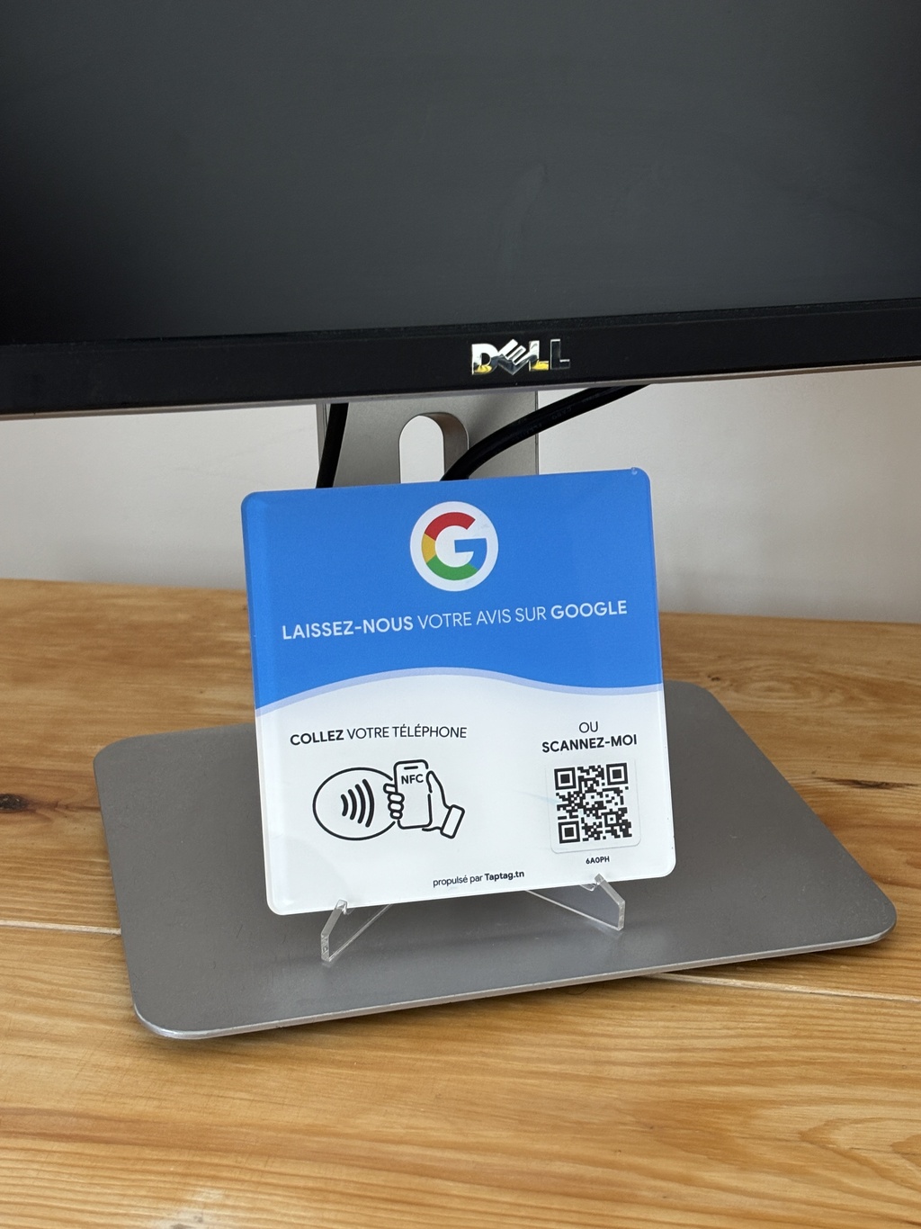 Plaque NFC TapTag pour avis Google installée sur un bureau professionnel