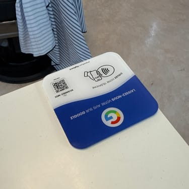 Photo d'un client avec une plaque NFC TapTag pour avis Google