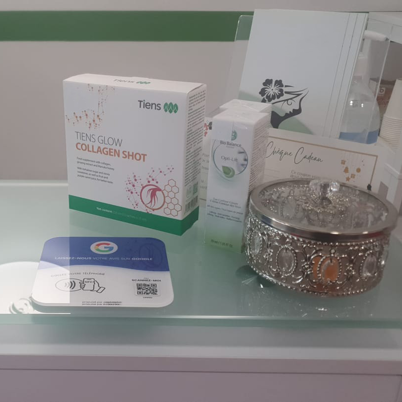 Client satisfait utilisant une plaque NFC TapTag dans son établissement